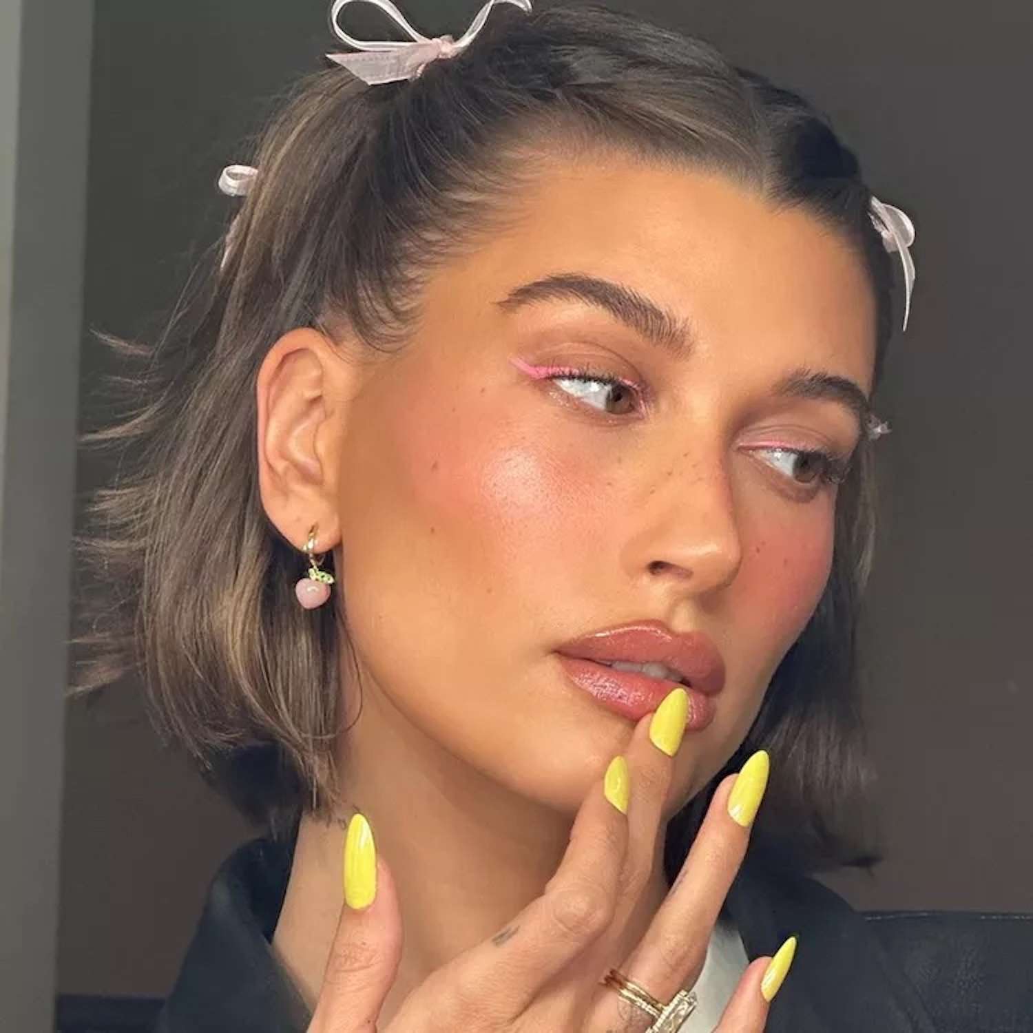 Hailey Bieber with four ribbons in her hair 